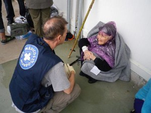 Esta mujer llegó a las costas griegas a sus 95 años huyendo de Afganistán.