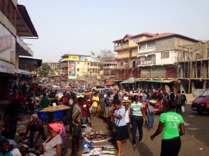 Mercado de Freetown, Sierra Leona, en plena actividad