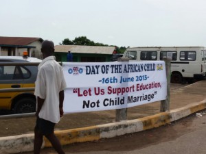 Pancarta de la campaña contra el matrimonio infantil con motivo del Día Mundial de la Infancia Africana. Sierra Leona