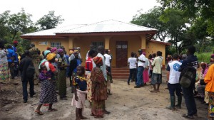 Comunidad y autoridades frente a la nueva casa para personal sanitario en Kumala