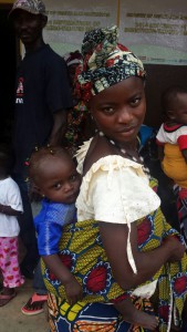 Una madre sierraleonesa lleva a vacunar a su hija