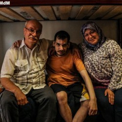 Izzaldin, Ahmad y Raghda en el dormitorio del albergue