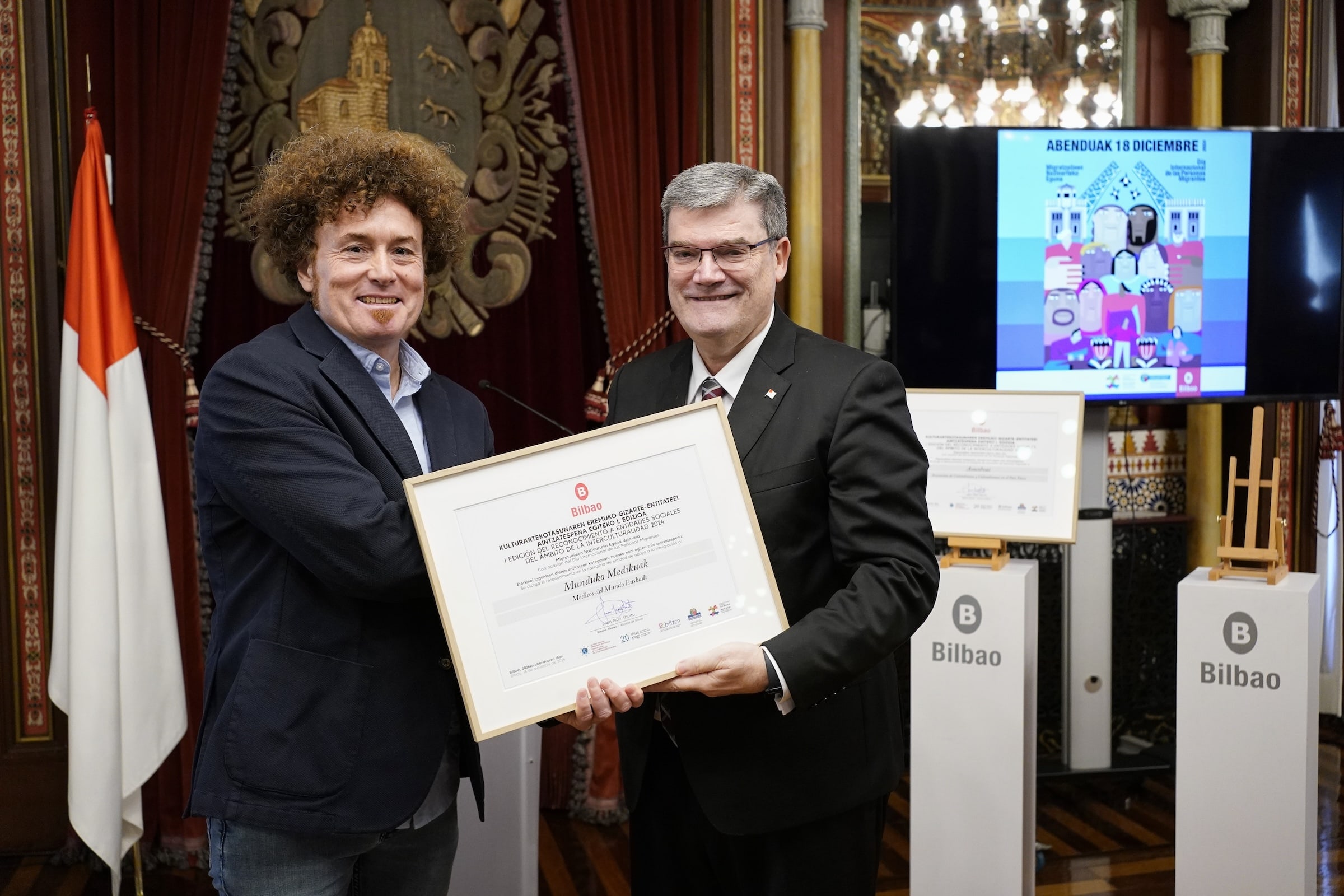 Santos Arrieta, coordinador de Médicos del Mundo País Vasco recoge el Diploma. ©Ayuntamiento de Bilbao