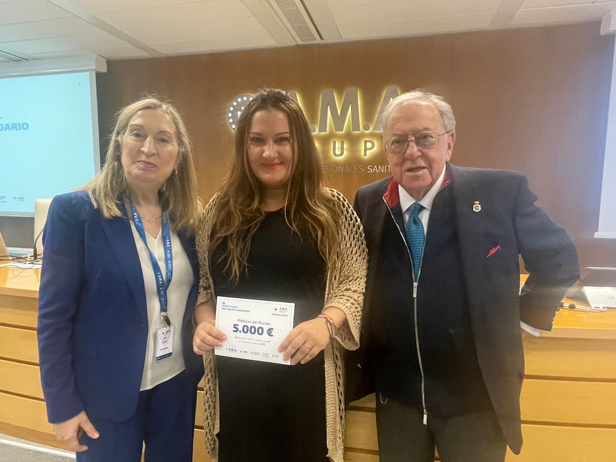Ana Pastor, presidenta de AMA, Rocío Estévez, de Médicos del Mundo, y Diego Murillo, presidente de la Fundación. Ana Pastor, presidenta de AMA, Rocío Estévez, de Médicos del Mundo, y Diego Murillo, presidente de la Fundación.