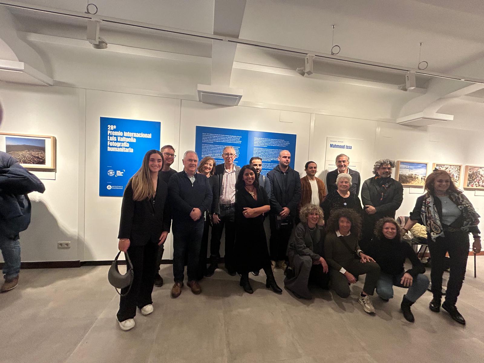 Familiares, ganadores y equipo técnico en el Museo Misiones Salesianas de Madrid.