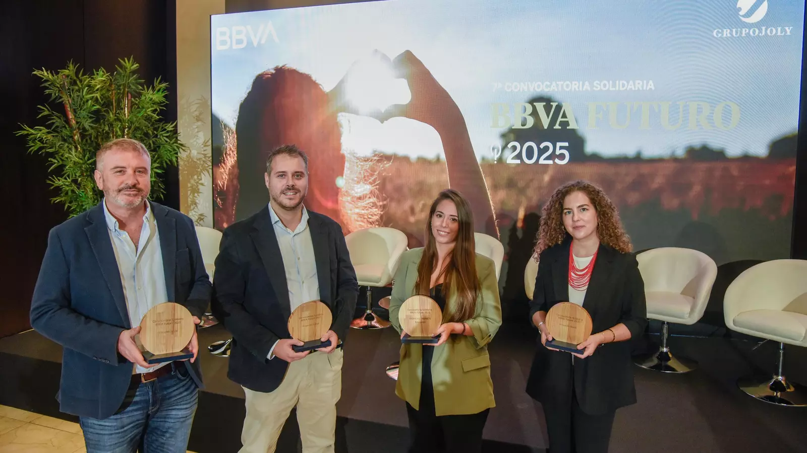 Wladimir Morante, a la izquierda, coordinador de Médicos del Mundo Andalucía, sostiene el premio. ©Juan Carlos Vázquez Osuna. Wladimir Morante, a la izquierda, coordinador de Médicos del Mundo Andalucía, sostiene el premio. ©Juan Carlos Vázquez Osuna.