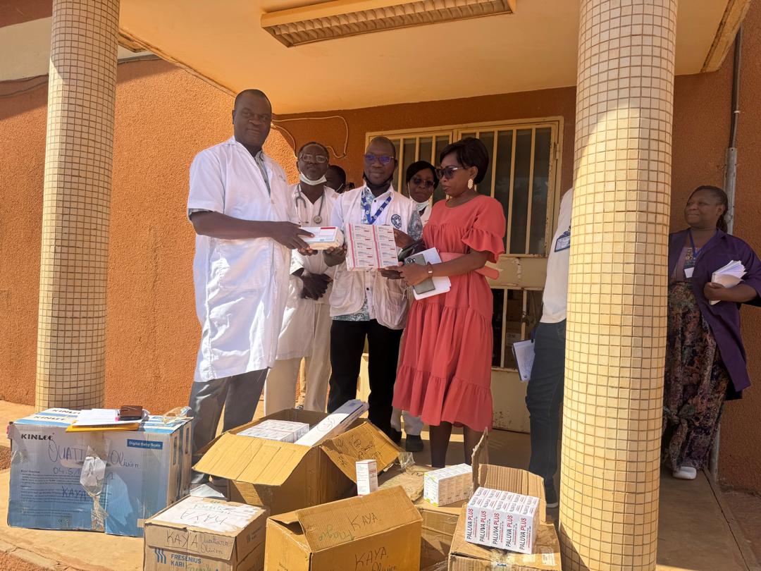 Donación de medicamentos para la atención sanitaria gratuita en el Centro Hospitalario Regional de Kaya. Donación de medicamentos para la atención sanitaria gratuita en el Centro Hospitalario Regional de Kaya.