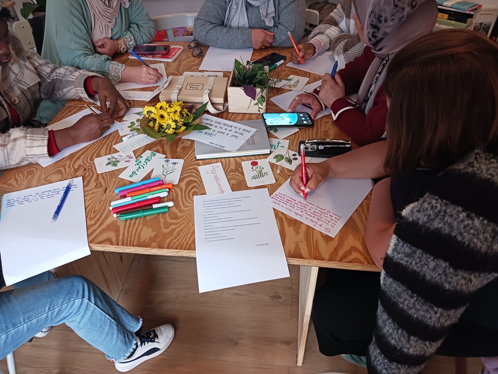 Producción creativa artística con las mujeres de las sesiones vivenciales en Valladolid. Producción creativa artística con las mujeres de las sesiones vivenciales en Valladolid.