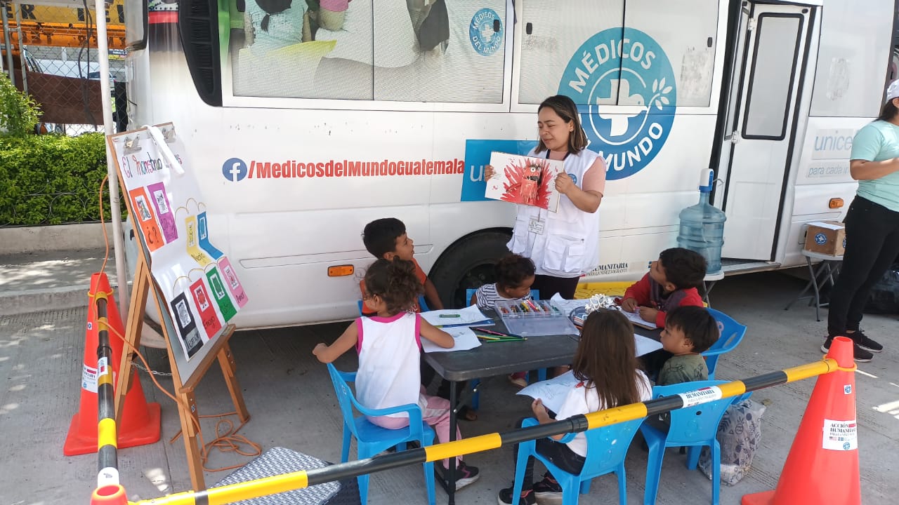Atención psicológica grupal con niños y niñas en la unidad móvil de Esquipulas. Atención psicológica grupal con niños y niñas en la unidad móvil de Esquipulas.