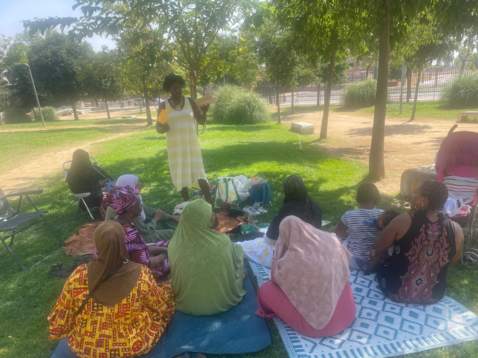 Varias mujeres participan en una sesión al aire libre, un espacio de encuentro y acompañamiento comunitario. 