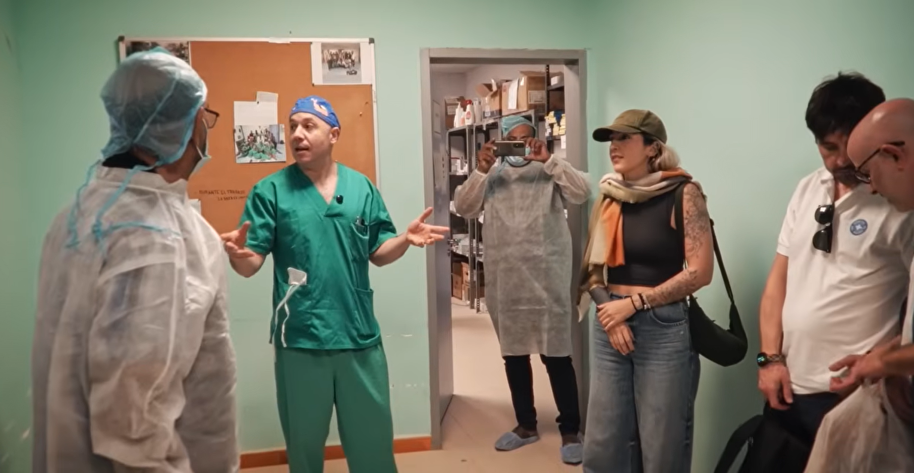 La influencer Pandarina, del equipo Movistar KOI, visita el hospital en el que el equipo de Comisiones Oftalmológicas realiza sus intervenciones. La influencer Pandarina, del equipo Movistar KOI, visita el hospital en el que el equipo de Comisiones Oftalmológicas realiza sus intervenciones.