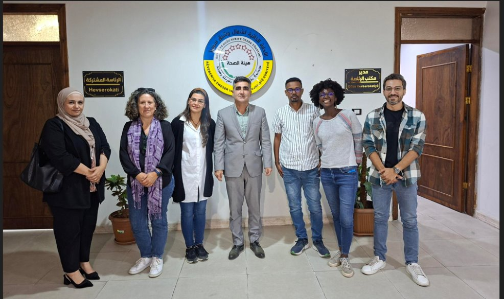 Silvia Garriga (referente de salud) y Amparo Villasmil (referente de salud mental), junto al equipo de Siria, en una reunión con autoridades locales.