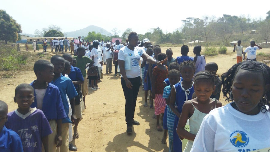 Actividad comunitaria en Nieni por el Día internacional de la Mujer  para luchar contra la violencia de género, el matrimonio adolescente, las violaciones  y fomentar los derechos de las mujeres rurales en Sierra Leona..